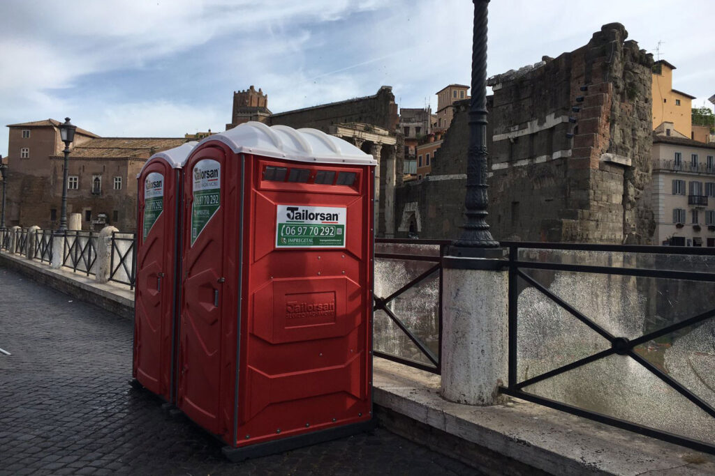 Normativa - Bagni Chimici. Immagine di un wc chimico a Roma.