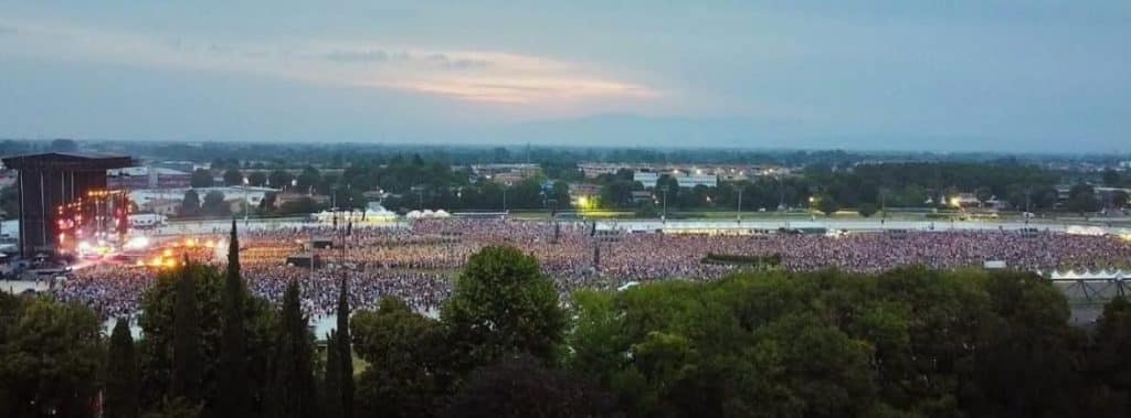 Concerto pinguini tattici nucleari a ippodromo san artemio con servizio wc mobili tailorsan