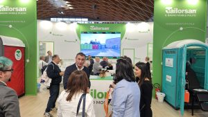 Lo stand Tailorsan servizio bagni mobili a Ecomondo 2025