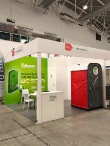 Lo stand Tailorsan espone aEdil Expo a roma i vantaggi del noleggio bagni chimici per la cantieristica